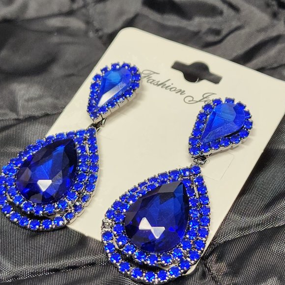 Jewelry - Blue pierced Earing.